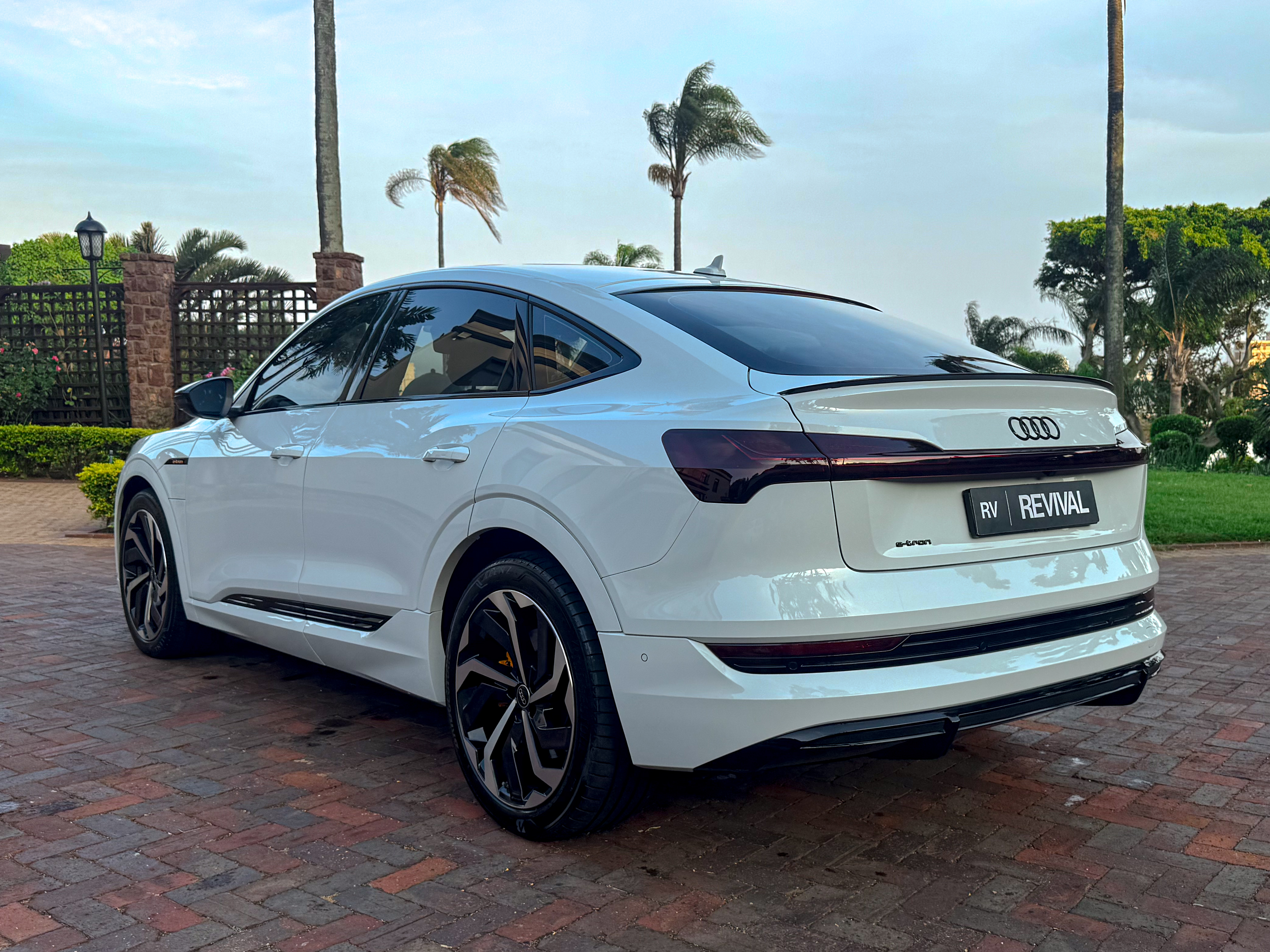 Audi e-tron 3/4 back